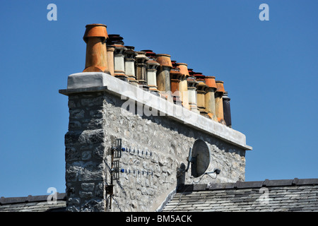 Haus-Schornstein mit vierzehn Töpfe. Kendal, Cumbria, England, Vereinigtes Königreich Europas. Stockfoto