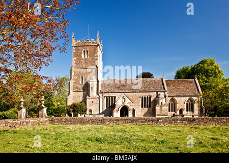 St.Peter & St.Paul eine typisch englische Dorfkirche in großen Somerford, Wiltshire, England, UK Stockfoto