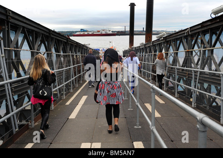 Junge Frau zu Fuß der Mersey Ferry, Liverpool Stockfoto