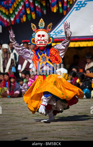 Maskierten Mönch Tänzerin beim jährlichen Festival Tsechu in Trashigang, Ost Bhutan Stockfoto