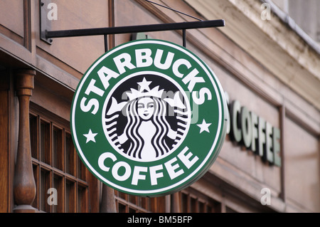 Starbucks Coffee Shop-Zeichen-Logo, Fleet Street, London England UK Stockfoto