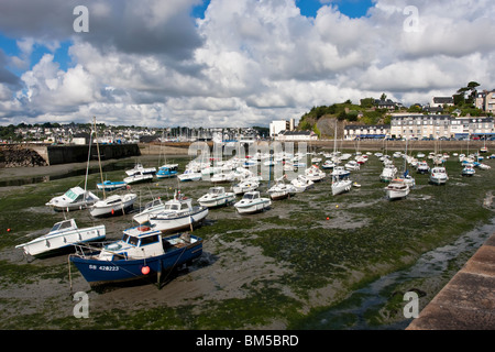 Ebbe in Binic Hafen, Bretagne, Frankreich Stockfoto