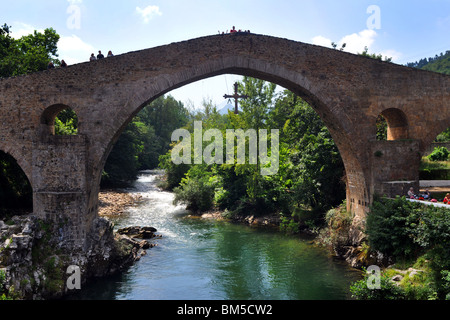 Mittelalterliche Steinbrücke über die Sella-Fluss, Cangas de Onis, Asturien, Nordspanien Stockfoto