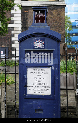 Eine ursprüngliche blaue Polizei Telefonzelle, Aldgate, London, England, UK Stockfoto