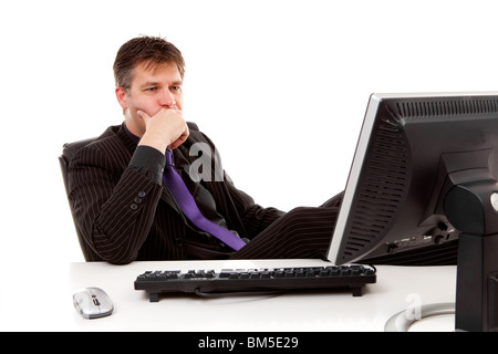 Geschäftsmann hinter Schreibtisch sitzt denkt über weißem Hintergrund Stockfoto
