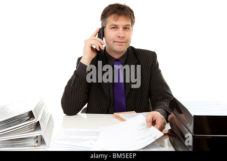 Das Telefon ruft Geschäftsmann am Arbeitsplatz auf weißem Hintergrund Stockfoto