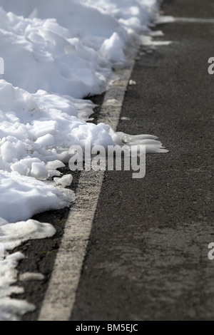 Straße weiße Linien Winter Schnee Gefahr Verkehr Stockfoto