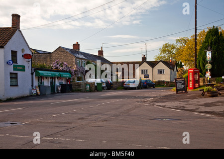 Zentrum des Dorfes große Somerford, Wiltshire, England, Vereinigtes Königreich mit Dorfladen oder Lebensmittelgeschäft, rote Telefonzelle und Pub. Stockfoto