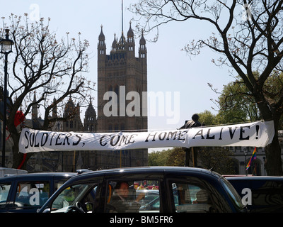 Das Demokratie-Dorf, inmitten Parliament Square am 1. Mai ist bedroht von Westminster Rat. Stockfoto