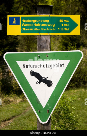 Ein Schild zeigt an, dass dieses Gebiet als Naturschutzgebiet ausgewiesen (Biotope) ist in der Nähe von Farchant in Bayern, Deutschland. Stockfoto