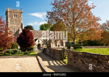 St.Peter & St.Paul eine typisch englische Dorfkirche in großen Somerford, Wiltshire, England, UK Stockfoto