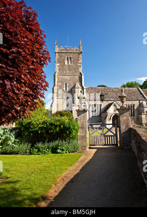 St.Peter & St.Paul eine typisch englische Dorfkirche in großen Somerford, Wiltshire, England, UK Stockfoto