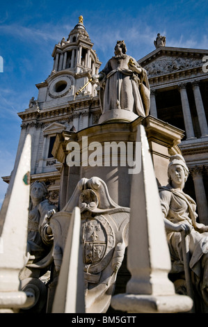 Statue von Königin Anne vor St. Pauls Cathedral, London, UK Stockfoto