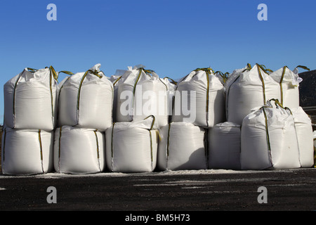 Salz big bag Säcke gestapelt Zeilen für vereisten Straßen blauen Himmel Stockfoto