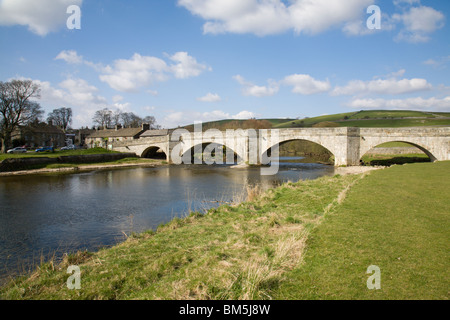 Burnsall Brücke über den Fluss Wharfe, North Yorkshire, England. Stockfoto