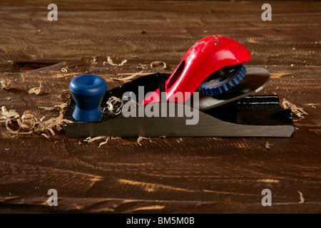 Hobel Tischler Hand Werkzeug Holz rasieren über Holzbrett Stockfoto