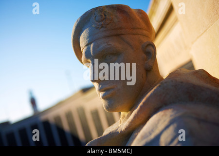 Royal Marine Commando-Statue am Kriegerdenkmal auf Plymouth Hacke Devon UK Stockfoto