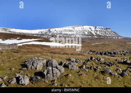 Pen Y Gent, garniert mit Schnee Yorkshire Dales UK Stockfoto