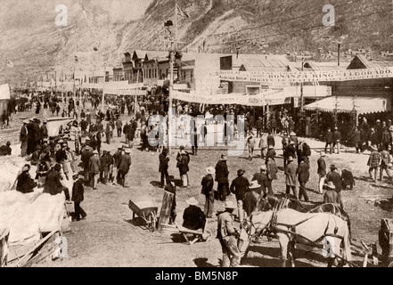 Bergleute und die neuen Siedler drängen Dawson City während des Klondike Gold Rush, 1900. Halbton einer Fotografie Stockfoto