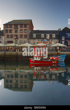 Angeln Trawler in Sutton Harbour am Morgen des historischen Barbican Plymouth Devon UK Stockfoto