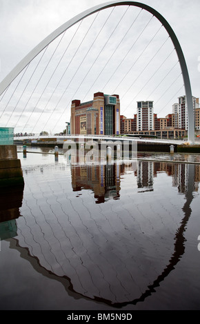 Millennium Bridge am Fluss gleichgemacht Tyne Gateshead Winking Eye mit Spiegelbild im Fluss Tyne. BALTISCHEN Zentrum für zeitgenössische Kunst Stockfoto