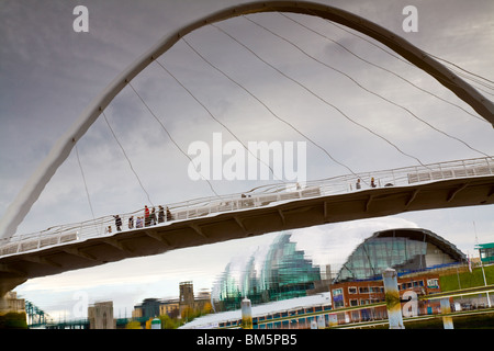 Millennium Bridge am Fluss Tyne Gateshead Winking Eye Spiegelbild im Fluss Tyne und tragen Salbei in Hintergrundfarbe Stockfoto