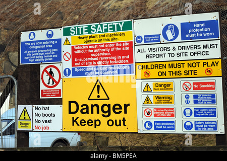 Gesundheit und Sicherheit zu unterzeichnen auf einer Baustelle, Huddersfield, West Yorkshire Stockfoto