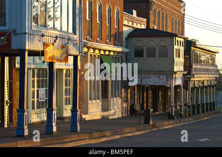 Harbourside Geschäfte in den frühen Morgenstunden in Port Dalhousie, St. Catharines, Ontario, Kanada. Stockfoto