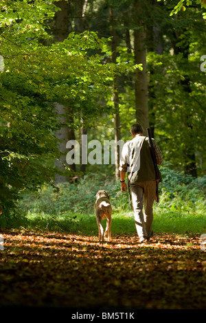 Jäger mit weimaraner Stockfoto