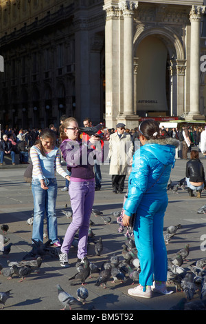 Füttern der Tauben in Piazza del Duomo, Mailand, Italien Stockfoto