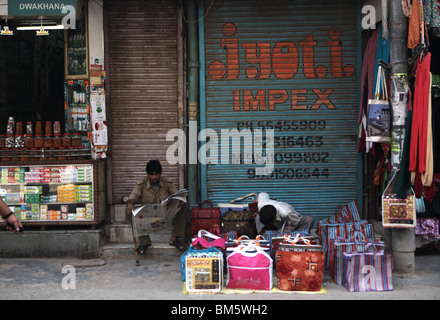 Ein indischer Mann Verkauf Taschen in Chawri Bazar eines belebten Einkaufs- und Handel Bezirk in Alt-Delhi, Indien. Stockfoto