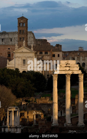 Der Tempel des Castor und Pollux, richtig, bei Sonnenuntergang im Rom Forum Romanum, Italien. Stockfoto