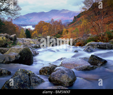 Ashness Bridge bei Keswick im Lake District National Park, Cumbria, England. Dewent Water und Skiddaw sind in der Ferne zu sehen. Stockfoto