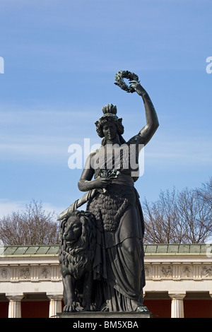 Die Statue der Göttin Bayern (Tellus Bavarica) durch das Fresko in München. Stockfoto