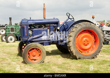 Klassische Traktoren angezeigt bei der Bill Targett Memorial Rallye statt auf Matterley Farm, Winchester am 15. Mai 2010. Stockfoto