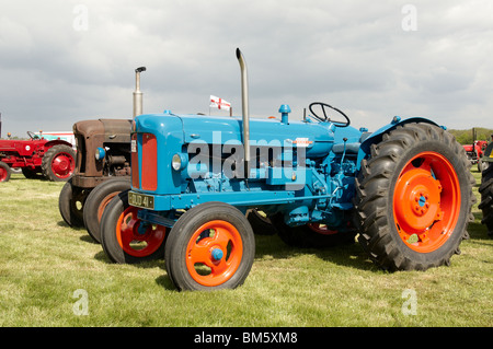 Klassische Traktoren angezeigt bei der Bill Targett Memorial Rallye statt auf Matterley Farm, Winchester am 15. Mai 2010. Stockfoto