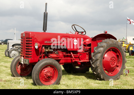 Klassische Traktoren angezeigt bei der Bill Targett Memorial Rallye statt auf Matterley Farm, Winchester am 15. Mai 2010. Stockfoto