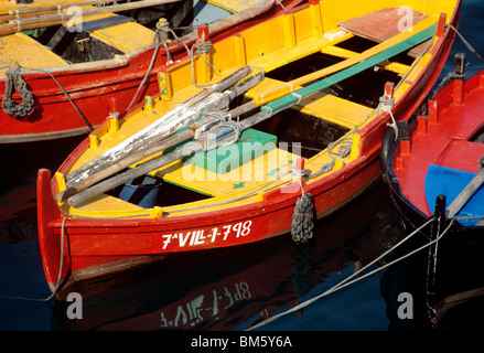 Dorna ist ein traditionelles Boot nordischen Ursprungs in der galicischen Firth von Arousa. Stockfoto