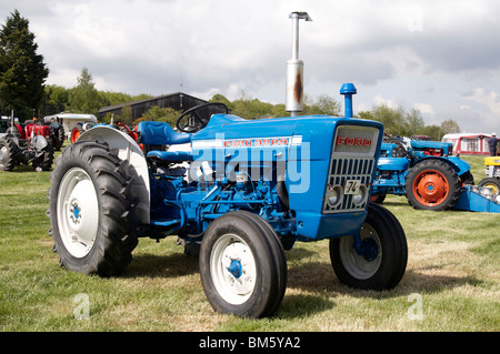 Klassische Traktoren angezeigt bei der Bill Targett Memorial Rallye statt auf Matterley Farm, Winchester am 15. Mai 2010. Stockfoto