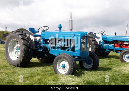 Klassische Traktoren angezeigt bei der Bill Targett Memorial Rallye statt auf Matterley Farm, Winchester am 15. Mai 2010. Stockfoto