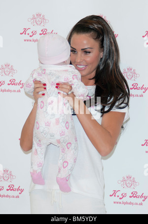 Katie Price startet ihre neue Babybekleidung Palette, KP BABY, London, Großbritannien, 20. Mai 2010 Stockfoto