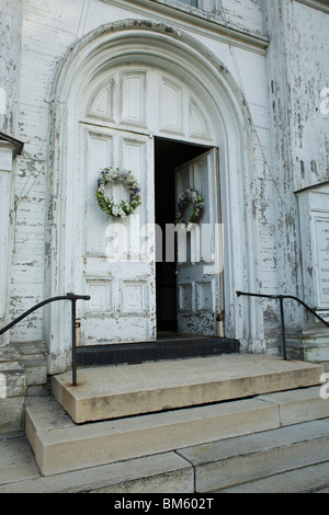 Verwitterte Tür zum First Congregational Church in Lee, Massachusetts. Stockfoto