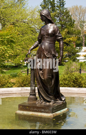 Eine Bronzestatue gesetzt in einem Pool am Smith College in Northampton, Massachusetts hat die Inschrift: zur Erinnerung an ein schönes Leben. Stockfoto