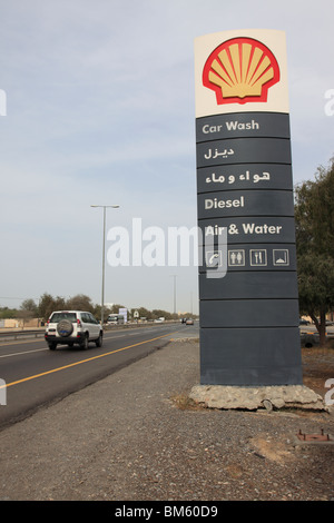 zweisprachige Dienst Zeichen für eine Shell-Gas-Tankstelle in der Nähe von Muscat zeigen, Kraftstoffpreise, Sultanat von Oman. Foto: Willy Matheisl Stockfoto