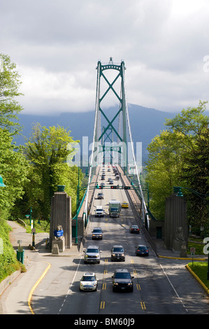 Ein Blick auf die Lion-Gate-Bridge von der Straße über dem in der Nähe von Prospect Point, Vancouver, Kanada Stockfoto