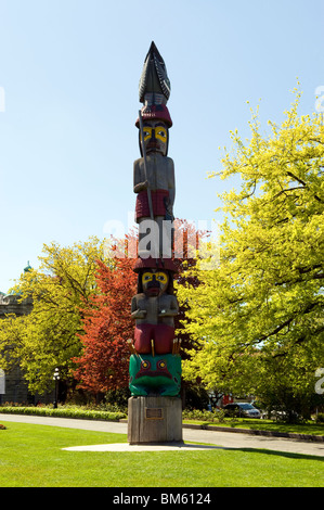 Ein Totempfahl in der Nähe der Parlamentsgebäude in Victoria, Vancouver Island, Kanada Stockfoto