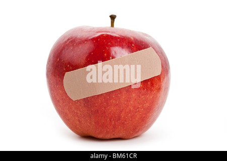 Roter Apfel und Bandage mit weißem Hintergrund Stockfoto