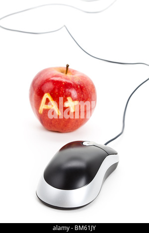 Roter Apfel und ein Plus-Zeichen, Computer-Maus, Konzept des Online-Lernens Stockfoto