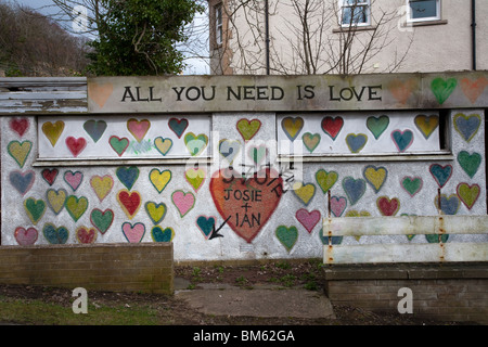 Graffitied Wand gemalt mit Herzen, Form und Design, South Queensferry, Schottland, Vereinigtes Königreich Stockfoto