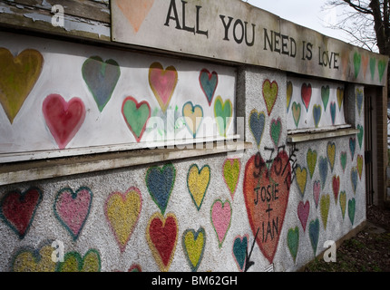 Graffitied Wand gemalt mit Herzen, Form und Design, South Queensferry, Schottland, Vereinigtes Königreich Stockfoto